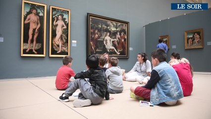 Des des enfants aux musées royaux, face à des tableaux de nu