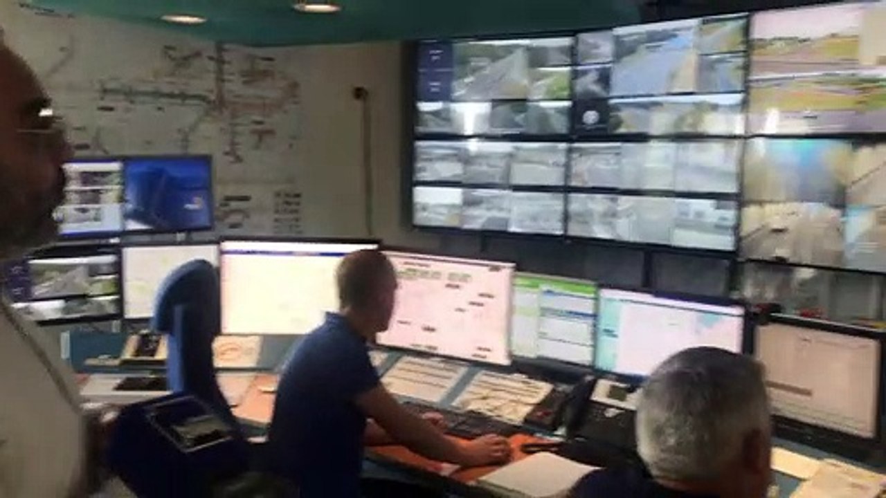 Franck Til montre le PC sécurité qui gère notamment l'A11 entre Angers et Nantes