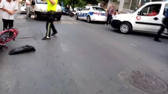 Önündeki aracı sollayan motosikletli karşısına çıkan otomobile çarptı