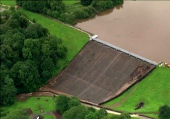 İngiltere'yi vuran sel havadan görüntülendi