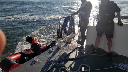 연료 바닥나 표류하던 고무보트 예인...3명 구조 / YTN