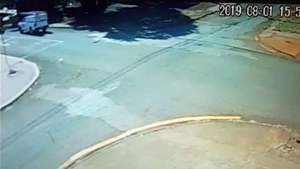 Rua Públio Pimentel: Câmera flagra acidente em que homem ficou ferido