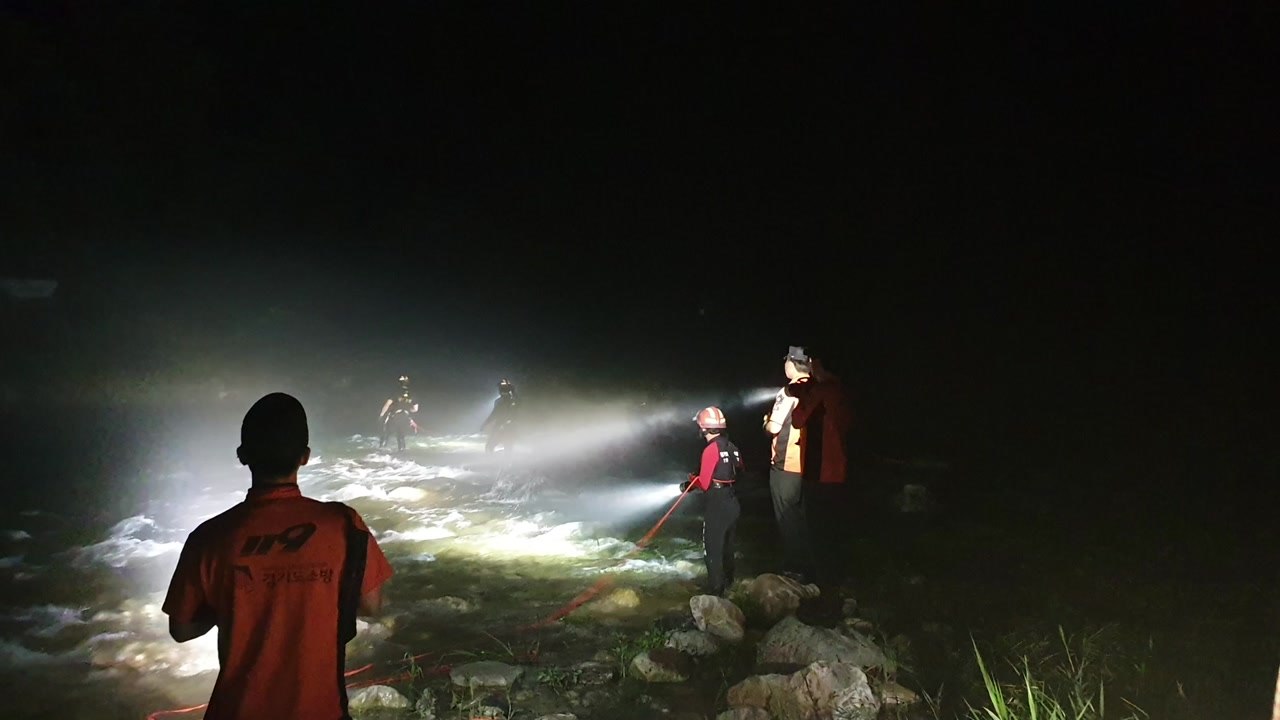 급류에 휩쓸려 바위에 고립됐던 일가족 4명 구조 / YTN
