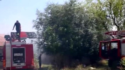 Erzincan'da kuru otları yakmaya çalışan ailenin evi alev aldı