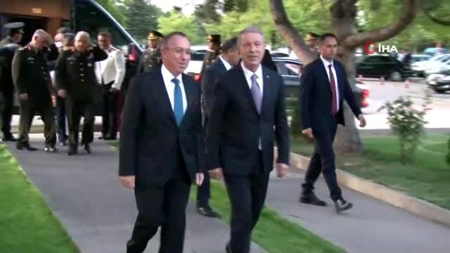 Milli Savunma Bakanı Akar, KKTC Silahlı Kuvvetler Günü münasebetiyle düzenlenen resepsiyonda konuştu