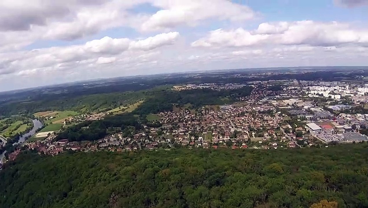 En parapente au-dessus du fort de Planoise de Besançon