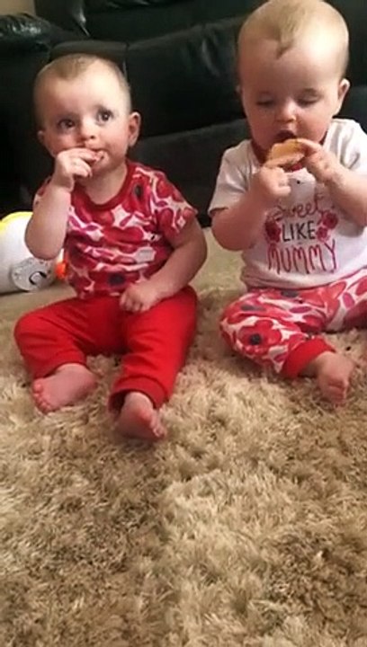 Gourmand, ce bébé vole le gateau de son jumeau !