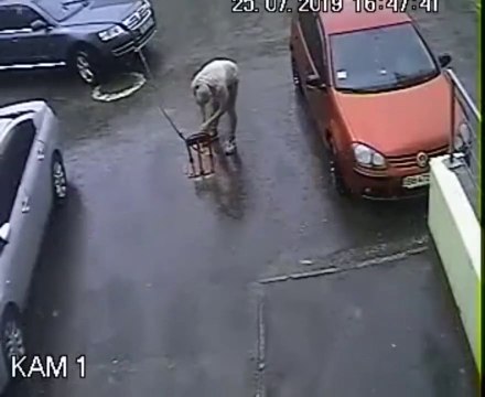 Ce conducteur veut à tout prix se garer sur une place privée