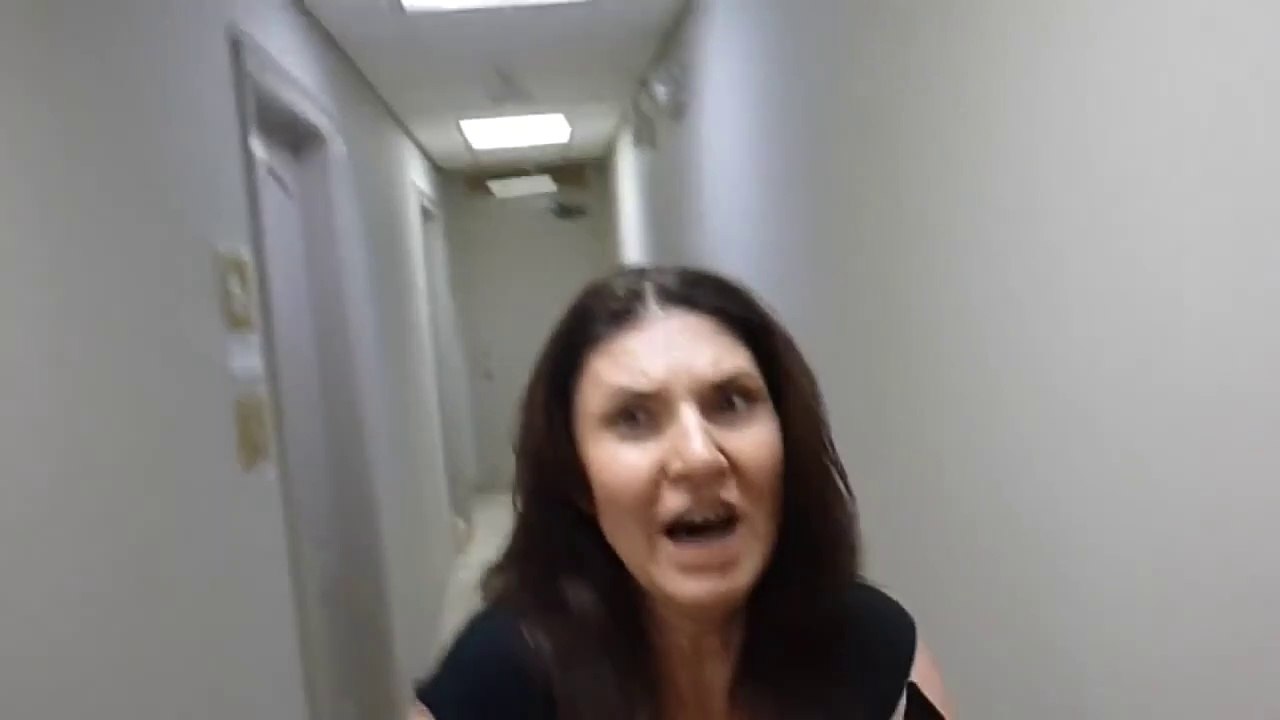 Il pense faire peur à sa copine mais se trompe de femme... Oups