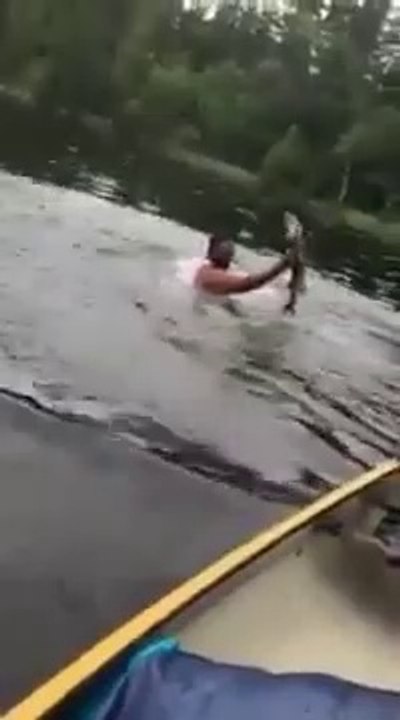 Il saute à l'eau et réussi à attraper un poisson à mains nues