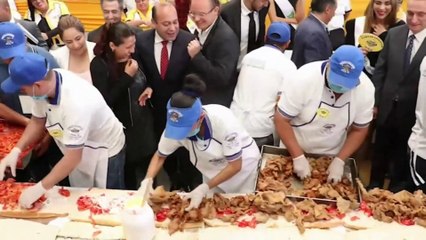 Des chefs mexicains cuisinent en trois minutes un sandwich... de 72 mètres de long