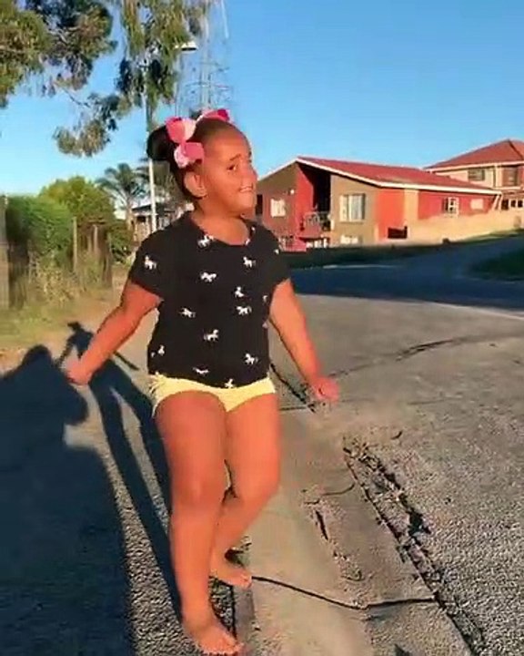 Cette enfant est heureuse et démontre ses talents de danseuse talentueuse. A voir!