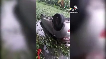 Ôtô 4 chỗ lao xuống mương lật ngửa, ít nhất 1 người chết chìm trong xe | Giao thông Quốc gia