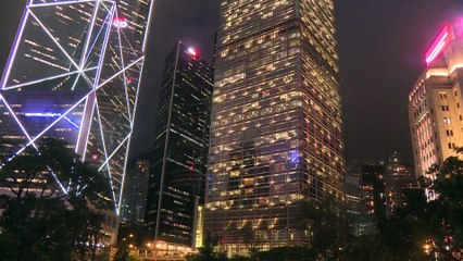 Video herunterladen: Hong Kong financial workers stage flash protest