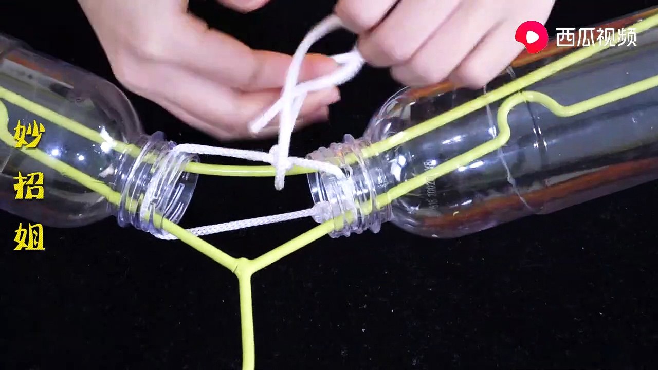 【Waste Utilization - Plastic Bottles & Drying Racks】在衣架上挂两个塑料瓶，放在阳台太实用了，解决了家家户户大难题