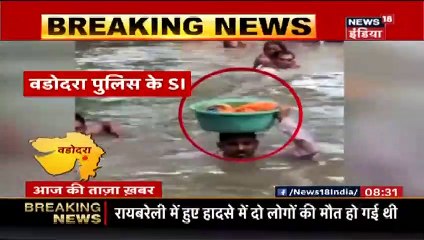 आज का वासूदेव: एक पुलिसवाले ने एक बच्ची की बाढ़ के पानी से बचाने के लिए अपनी जान दांव पर लगा दी।