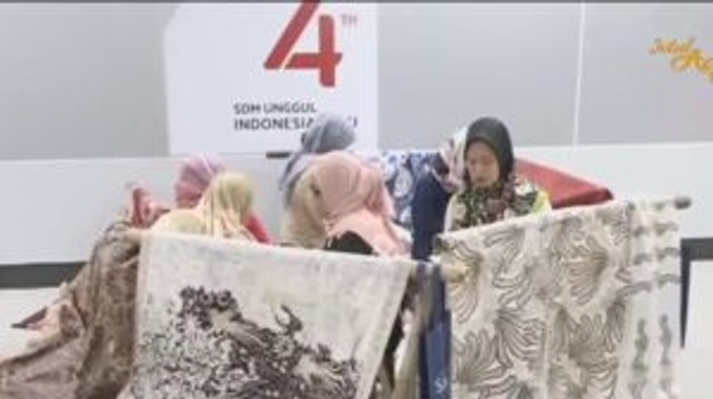 Sambut HUT RI, Pengrajin Membatik di Kain Sepanjang 74 Meter
