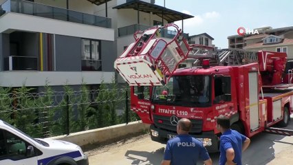 Cama sıkışan kuşu itfaiye kurtardı