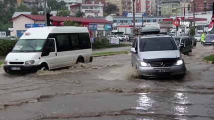 Trabzon'da şiddetli yağış sonrası yollar göle döndü