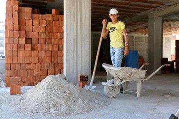 Şampiyon futbolcu, inşaatlarda çalışıp harçlığını çıkarıyor