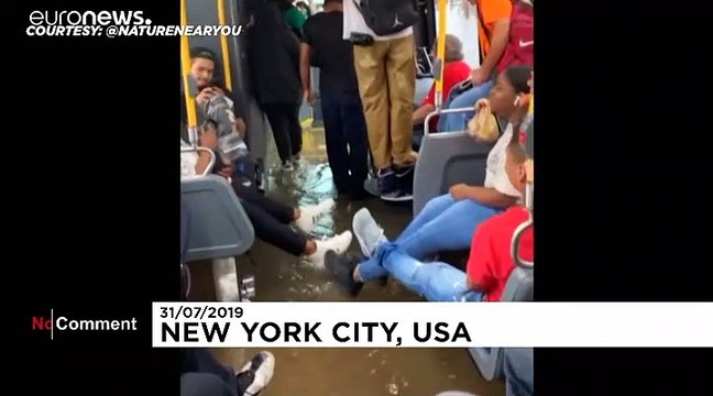 شاهد: مياه الفيضانات في نيويورك تجبر ركّاب حافلة على الوقوف على مقاعدهم