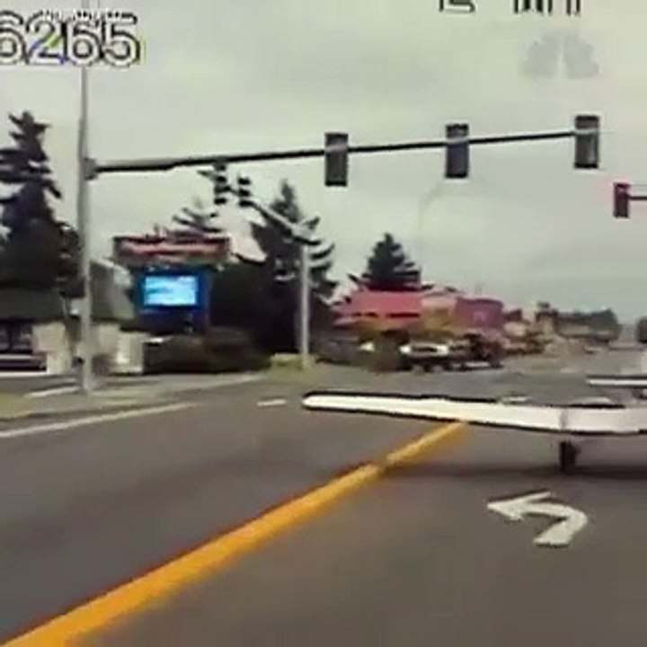 Etats-Unis: Un petit avion atterrit d'urgence sur une route dans l'État de Washington