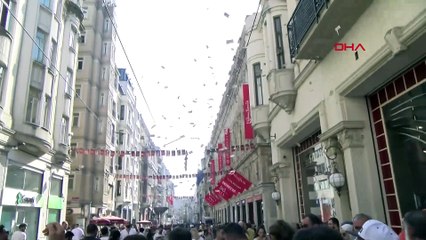 İstiklal Caddesi'nde gökten para yağdı