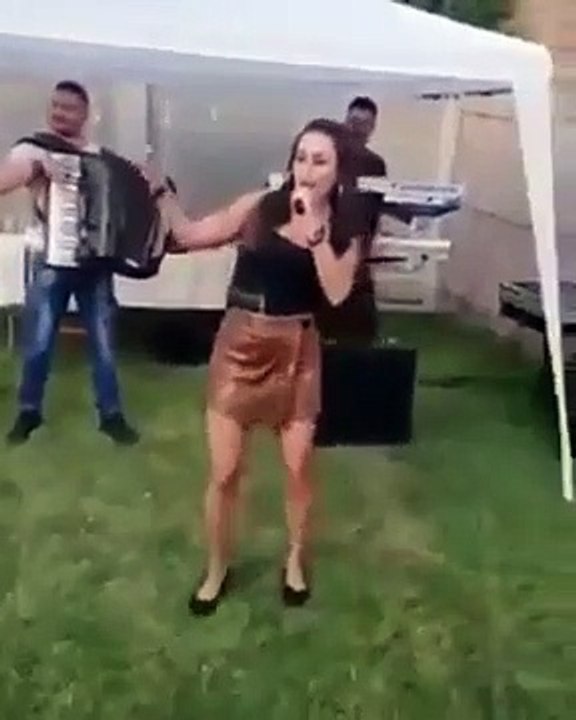 Τραγουδάει σε γαμήλιο γλέντι και πυροβολεί στον αέρα