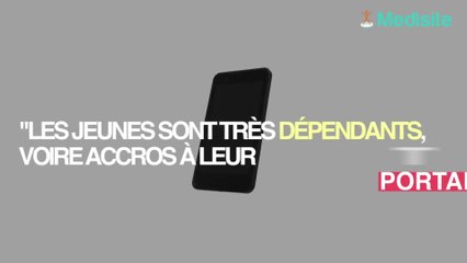 Une jeune femme électrisée par son téléphone portable