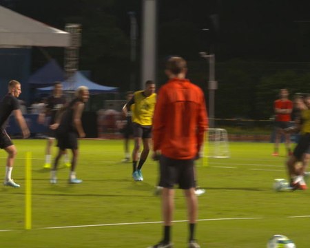 PSG - Mbappé s'amuse à l'entraînement et marque un joli but