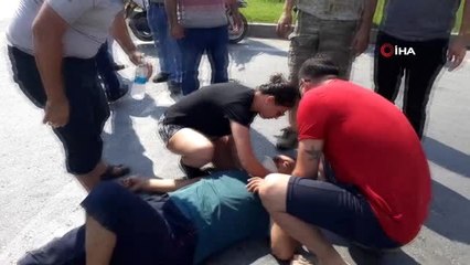 Polisten kaza yerinde meraklı kalabalığa kask uyarısı