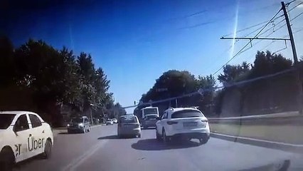 Un petit accrochage provoque une collision en cascade entre 5 voitures