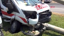 Yaralı taşıyan ambulans kaza yaptı 2 yaralı
