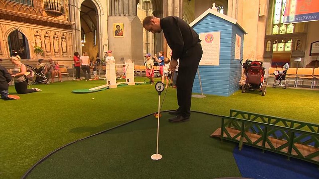 Minigolf in der Kirche
