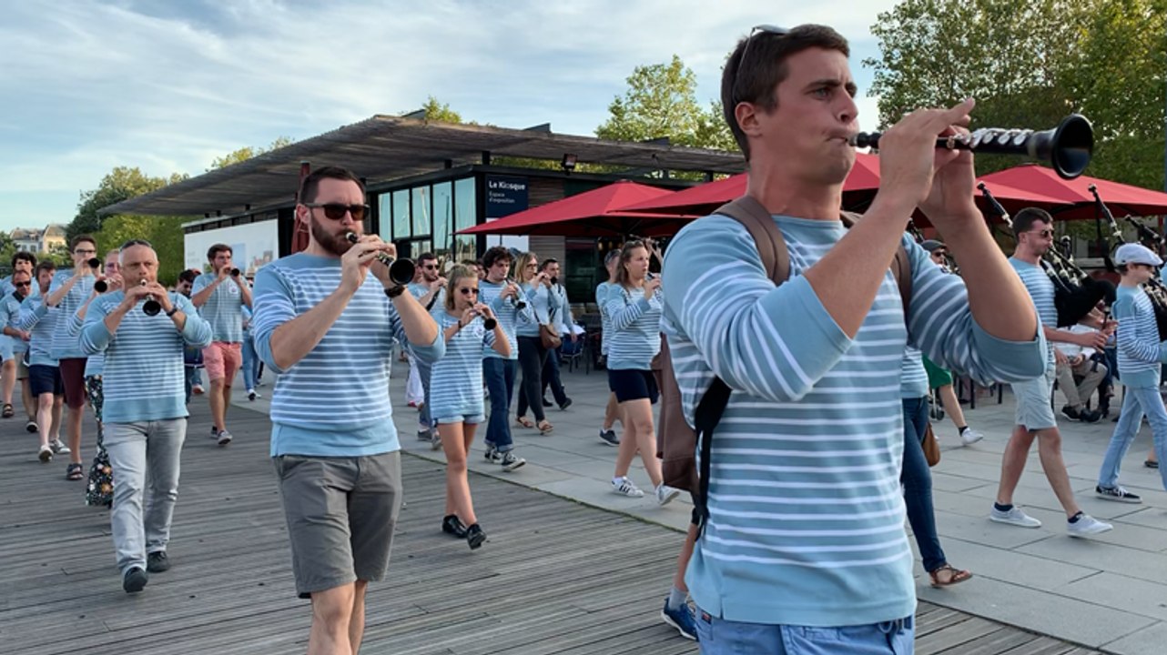 Le Bagad de Vannes joue sa suite musicale pour le public