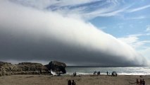 Cette vague de nuages qui déferle sur l'océan est impressionnante