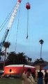 Il se retrouve suspendu par les pieds après un saut à l'élastique défectueux dans ce parc d'attractions !