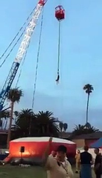 Il se retrouve suspendu par les pieds après un saut à l'élastique défectueux dans ce parc d'attractions !