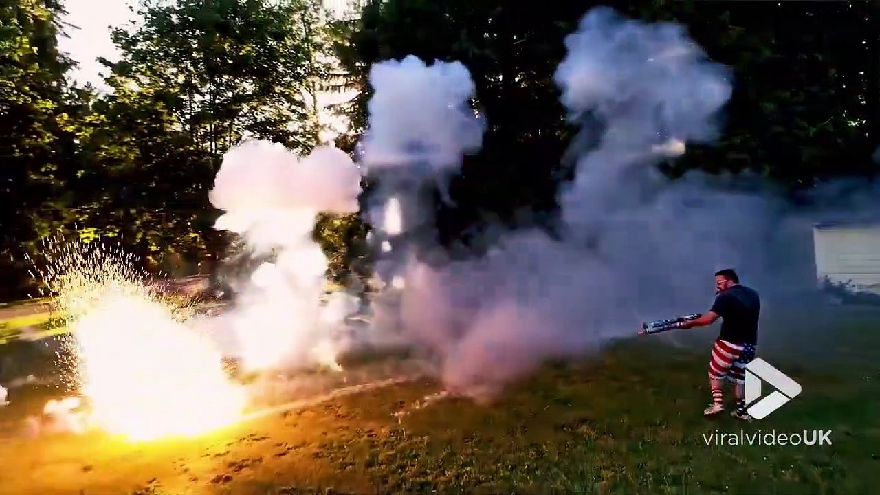 Il s'est fabriqué un canon lance feux d'artifices