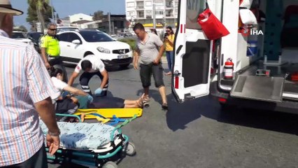 Polisten kaza yerinde meraklı kalabalığa kask uyarısı