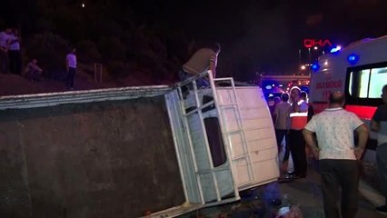 İSTANBUL KONTROLDEN ÇIKAN OTOMOBİLİN ÇARPTIĞI SEBZE YÜKLÜ KAMYONET DEVRİLDİ, 2 YARALI