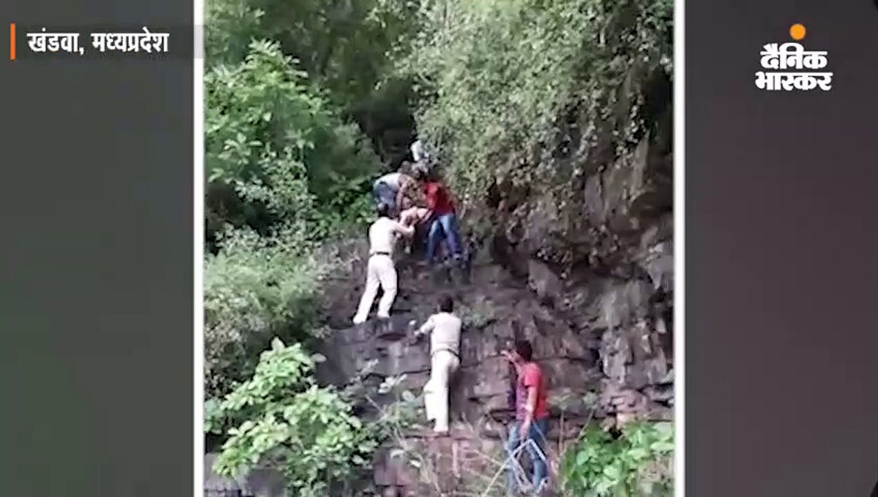 50 फीट गहरी खाई में गिरा वृद्ध, 20 घंटे पेड़ के...