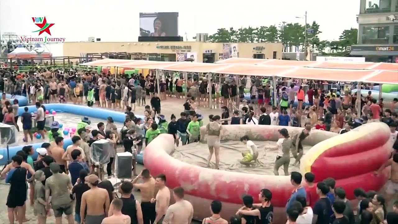 Lễ hội tắm bùn ở Hàn Quốc có gì hấp dẫn mà nhiều nơi nở rộ mô hình này