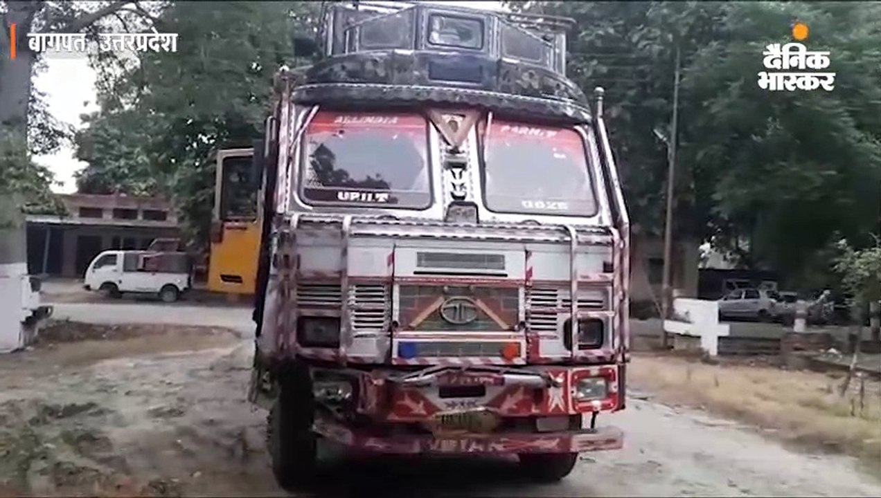 अनियंत्रित होकर ट्रक से टकराई पुलिस जीप