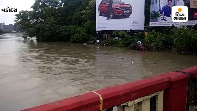 વડોદરામાં વિશ્વામિત્રી નદીની સપાટી ઘટીને 29.5 ફૂટ થઇ, કાંઠાના વિસ્તારો ચોથા દિવસે પણ પાણીમાં ગરકાવ