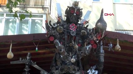 DENİZLİ EMEKLİ AYLIĞIYLA SATIN ALDIĞI HURDALARLA SÜS EŞYASI VE HEYKEL YAPIYOR