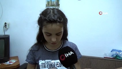 Küçük kız insan yüzlü örümceğe gözü gibi bakıyor