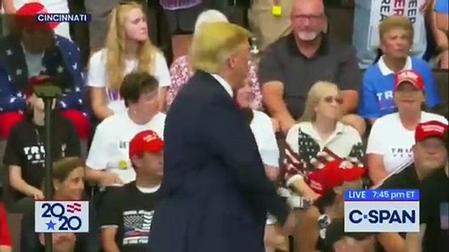 En plein discours dans l’Ohio, le Président américain Donald Trump fait un geste vers des manifestants qui interpelle les réseaux sociaux - VIDEO