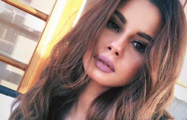 شاهدوا رد فعل منة عرفة بعد إحراجها بسؤال مفاجئ يخص ملابسها الجريئة