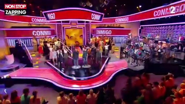 N'oubliez pas les paroles : Un choriste souffle les paroles d'une chanson par accident (vidéo)